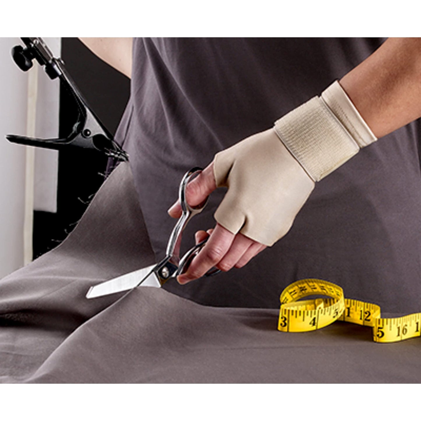 FUTURO Compression Glove, Provides Mild Support to Aching, Weak Hands and Wrists, S/M