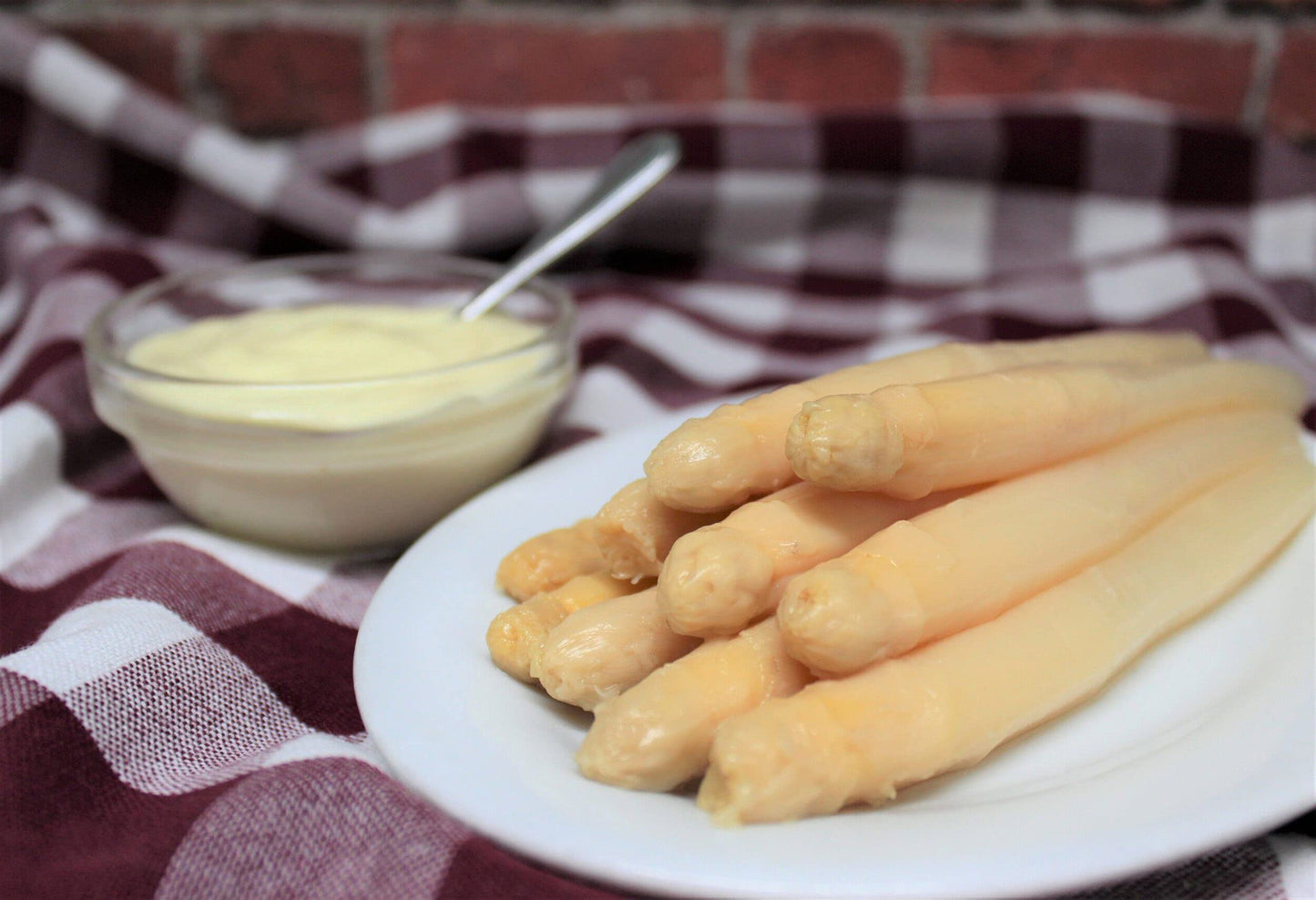 El Navarrico. Thick White Asparagus Spears. 8-10 units per tin.