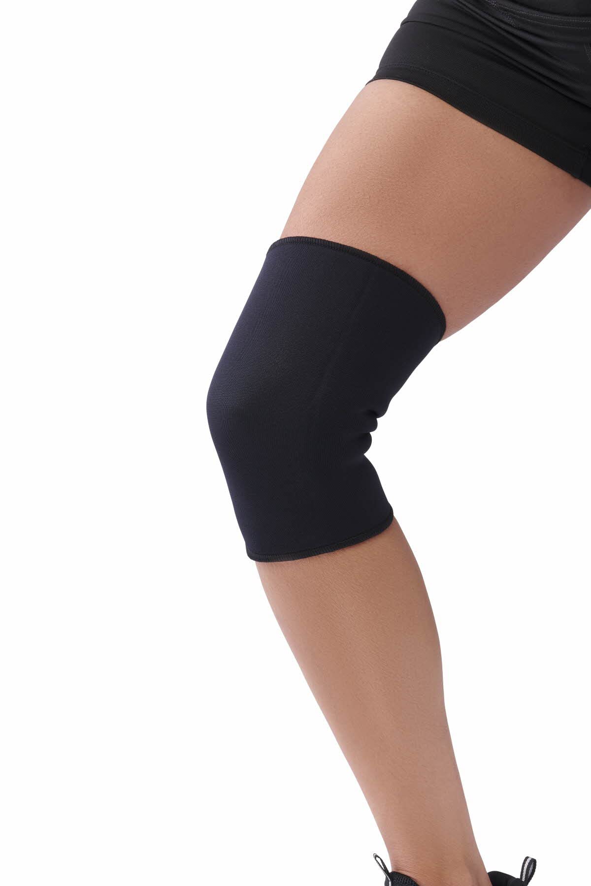 CURAD Neoprene Pull-Over Knee Support with Closed Patella, Size Medium, (14"-16" Circumference), 1 Each