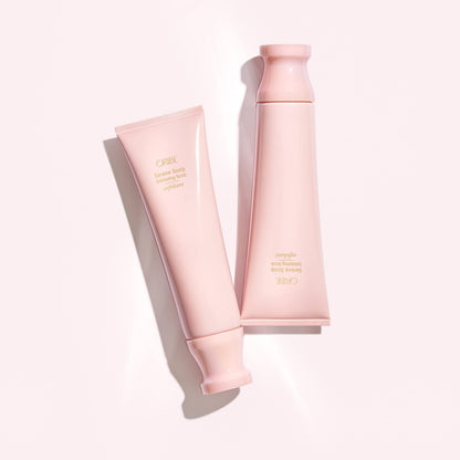 Oribe Serene Scalp Exfoliating Scrub - Cleanses & Detoxifies Pores - Physical & Chemical Exfoliants Gently Remove Flakes, Oil & Product Buildup - Soothes Scalp & Nourishes Hair - 4.2 oz