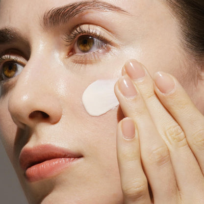 Shiseido Future Solution LX Universal Defense SPF 50 - Anti-Aging Hydrating Face Sunscreen Cream - Dewy, Radiant Finish - Non Greasy & Non-Comedogenic - 50 mL