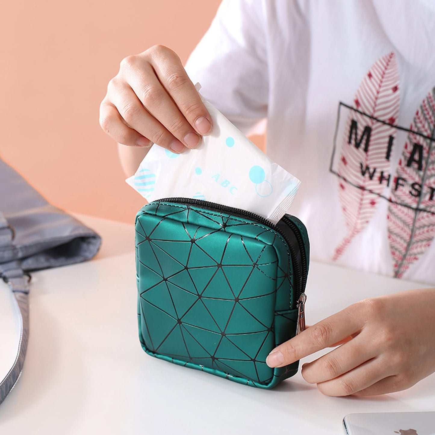 Sanitary Napkin Storage Bag, 2pcs Feminine Menstruation Pad Holder, Small Portable Menstrual Tampon Pouches, First Period Kit Bags for Teen Girls Women Ladies (Black and Green)