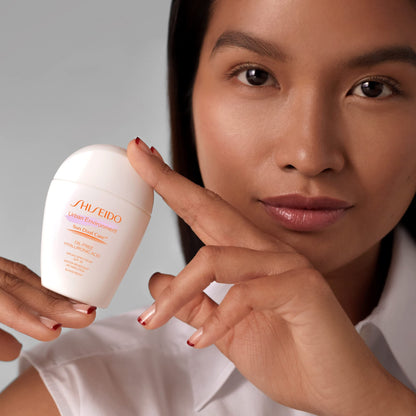 Shiseido Urban Environment Oil-Free Sunscreen SPF 42 - Protects, Hydrates, Mattifies & Works as Face Primer - Water Resistant for 40 Minutes - Non-Comedogenic