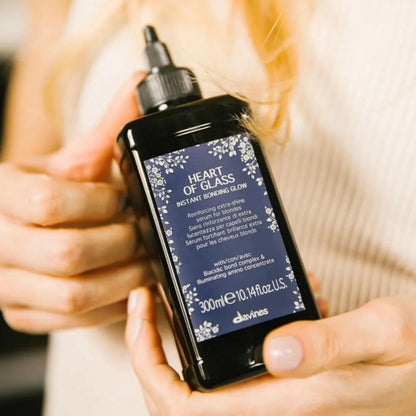 Davines Heart of Glass Instant Bonding Glow, Fast-Acting Reinforcing Serum for Blonde Hair - Illuminates & Strengthens with Biacidic Bond Complex - Weightless Texture, 10.14 Fl Oz