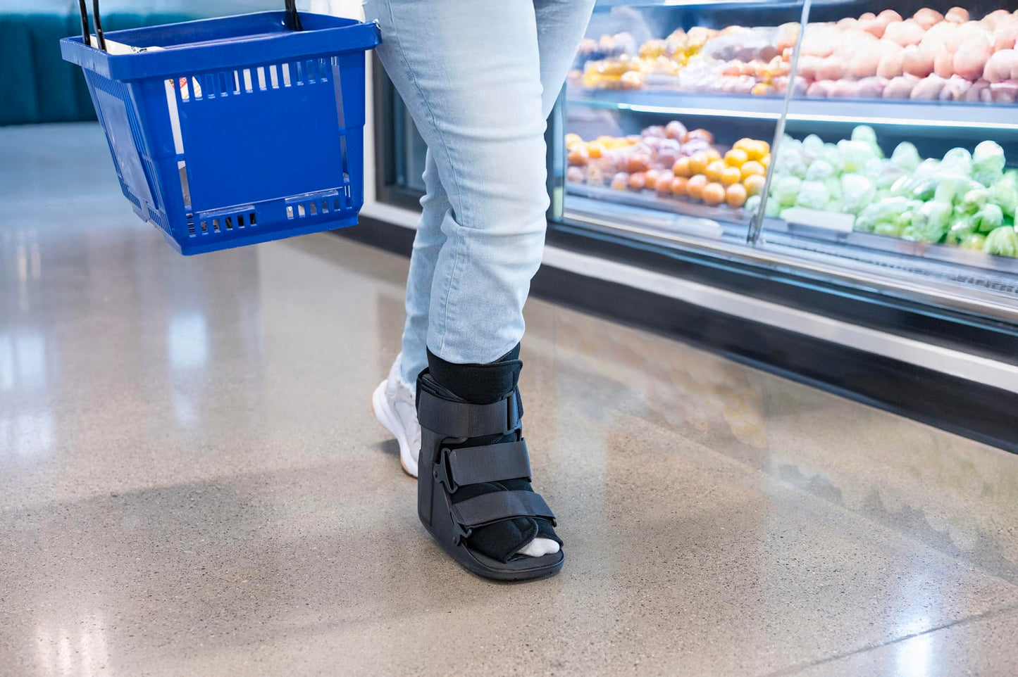 United Ortho USA14015 Short Cam Walker Fracture Boot, Medium, Black