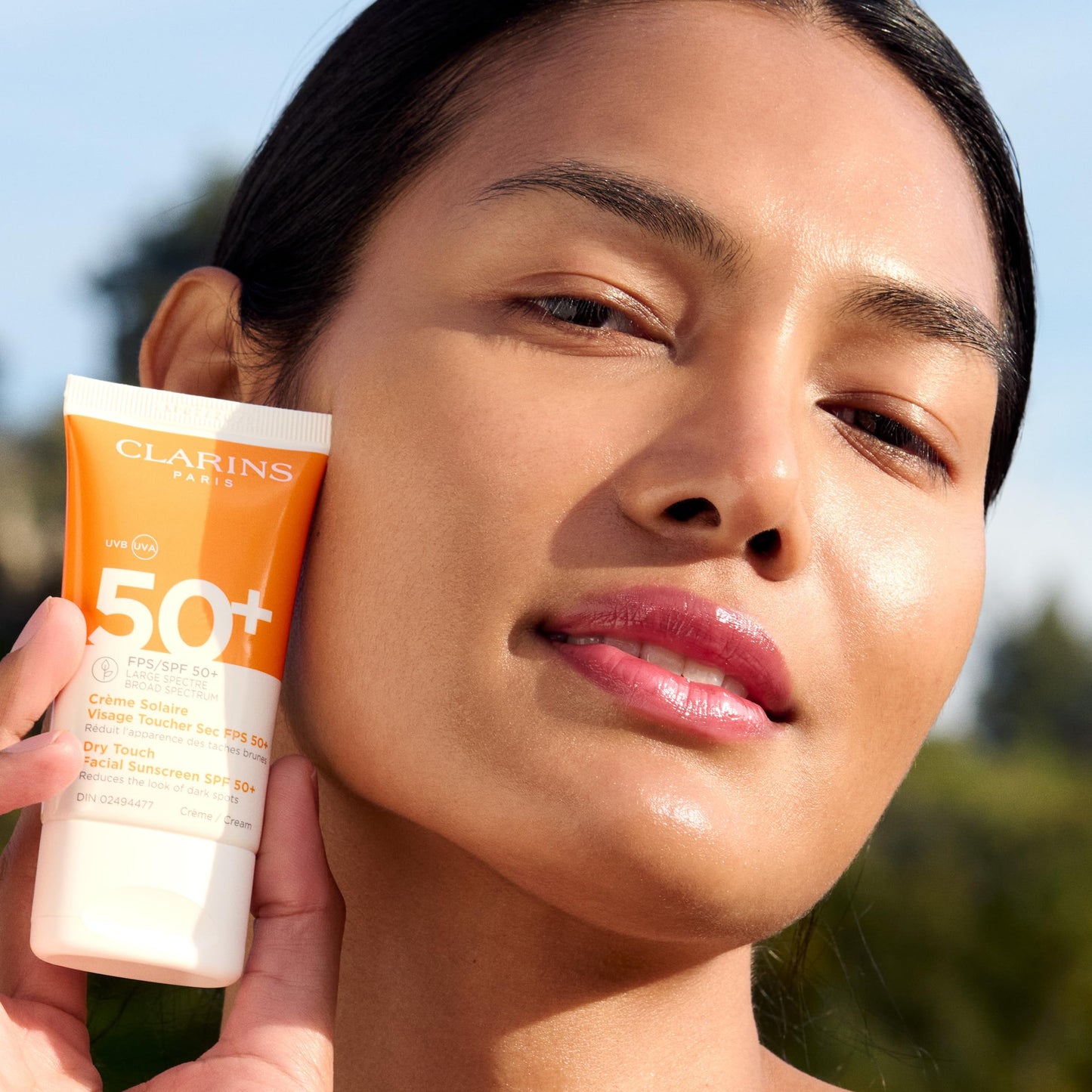 Clarins Dry Touch Face Sunscreen | Broad Spectrum SPF 50+ | UVA/UVB Protection | Lightweight and No White Cast | Enriched with Antioxidants | All Skin Types, including Sensitive Skin | 1.7 Ounces